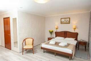 Гостиница Историческая гостиница Калуга Калуга Комфорт с балконом-1